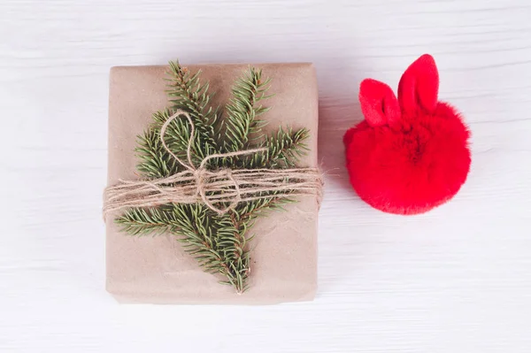 Рождественская коробка подарка и игрушка на белом деревянном фоне. Chri — стоковое фото