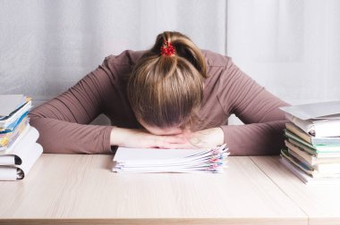 Yorgun serbest çalışan çalışma masasında uyku