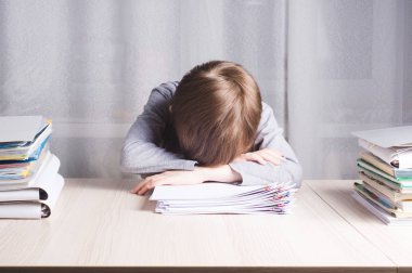 komik poz evde uyuyan okul çocuğu resmi