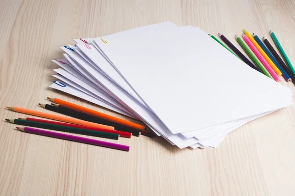 Stapel witte papieren en potloden met paperclips op het tabblad Office — Stockfoto