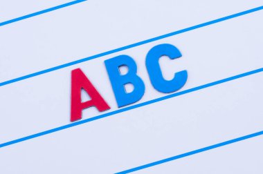 manyetik bir tahta üzerinde İngiliz alfabesinin ilk üç harfi 