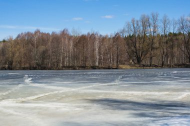ulaşım izleri ile gölde bahar manzara