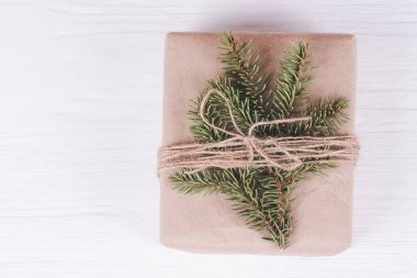 Beyaz ahşap arka plan üzerinde Noel hediye kutusu. Noel & Yeni