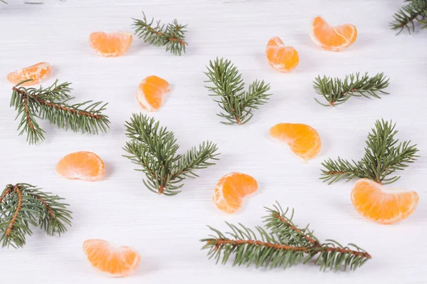 Ahşap beyaz arka plan üzerinde köknar dalları ve mandalina. Christma — Stok fotoğraf