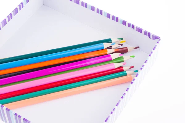 Composition avec crayons de couleur dans une boîte rayée. concept cadeau — Photo