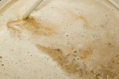 ev biralarından kaliteli malt yapma işlemi. Kraft bira arpa üzerinden bir