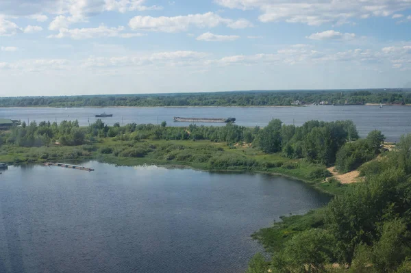 Blick auf das Ufer eines malerischen Flusses und Wolken am Himmel — Stockfoto