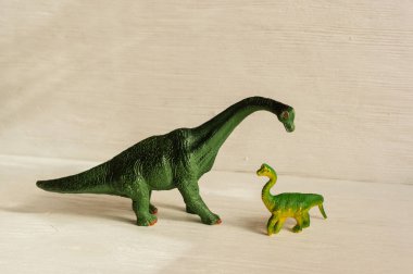 bir bracheosaurus ve yavrusu heykelcik. yavru bakım konsepti.