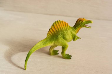 açık ağızlı yırtıcı spinosaurus, plastik dinozor figürleri 