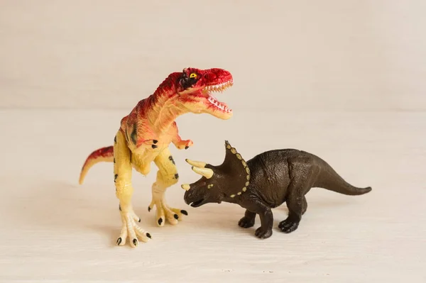 Dinosaure carnivore tyrannosaure rex dans la bataille avec cornes tri — Photo
