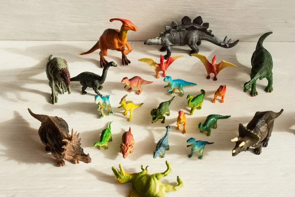 Figurines de dinosaures en plastique de créatures anciennes éteintes et faveur — Photo