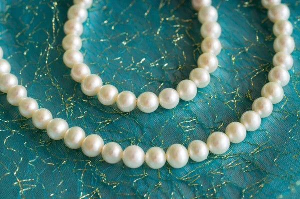 Przebłysk naturalnych perełek perłowych naszyjnik na turkusowym jedwabiu — Zdjęcie stockowe
