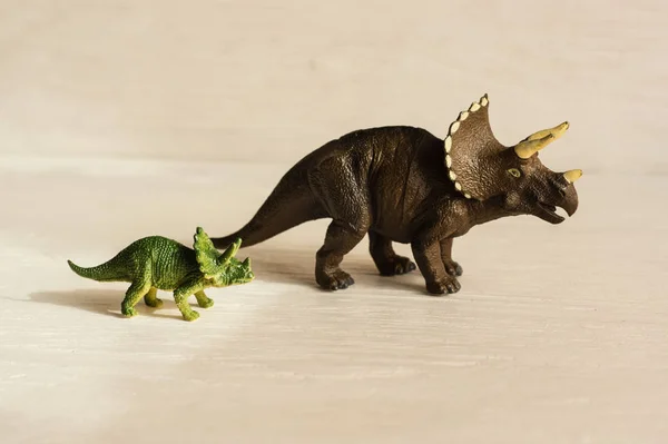 Tricératops à cornes avec ourson. figurines de dinosaures en plastique de éteint — Photo