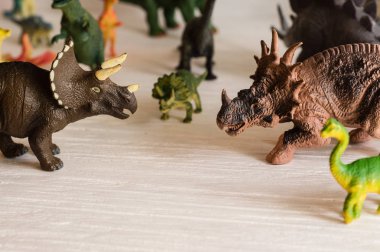 dinozorların bir grup arka plan üzerinde iki boynuzlu triceratops 