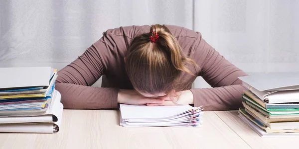 Jonge vermoeide vrouw freelancer thuis kantoor bureau slapen, — Stockfoto