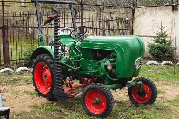 Exhibition of old and modern tractors in the museum of tractor h — Stock Photo, Image