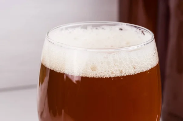 白を基調にライトモルトのクラフトビールを自家製ビール泡ガラス ピルスナー麦芽のエール又はラガー — ストック写真