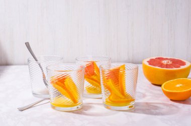 Bardak ve sürahi içinde limonata. Yaz ferahlatıcı içecek. Limonlu soğuk detoks suyu.