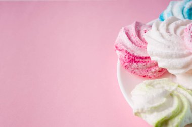 Beyaz arka planda ev yapımı tatlı kremalı pasta. 