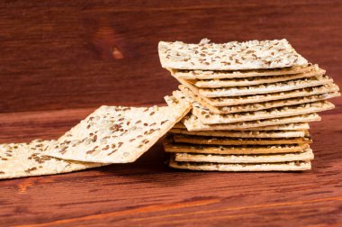 Sağlıklı atıştırmalık: mısır gevreği, çoklu taneli keten tohumu, susam, ayçiçeği tohumlu protein çubuğu. Protein albumin kaynağı. Vejetaryen yemekleri, ekolojik gıda kavramları.