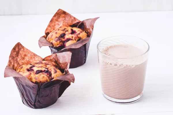 Zelfgemaakte Heerlijke Bosbessen Muffins Papieren Cupcake Houder Cacao Dring Houten — Stockfoto