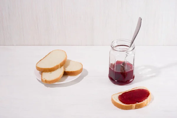 Sándwiches Con Mermelada Fresa Casera Mantequilla Nuez Chocolate Taza Sobre —  Fotos de Stock