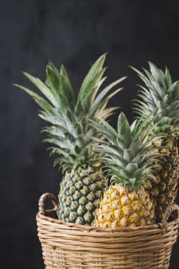 Koyu arkaplanda taze ananas