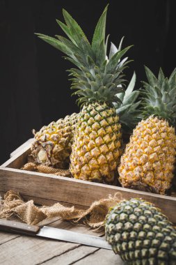 Koyu arkaplanda taze ananas