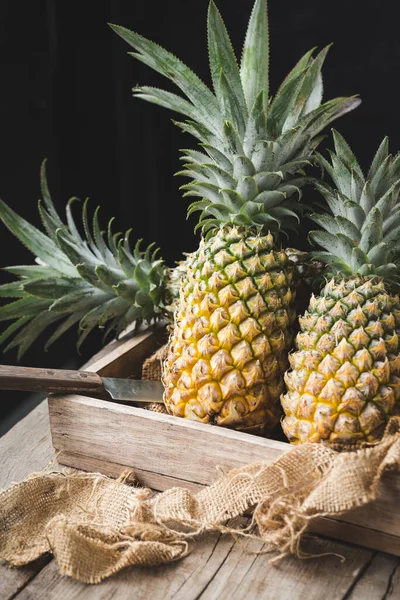 Verse Ananas Donkere Achtergrond — Stockfoto