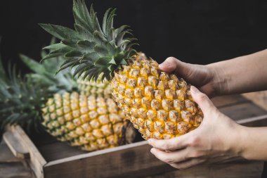 Koyu arkaplanda taze ananas