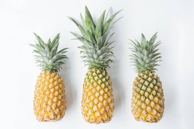 Beyaz arka planda taze ananas