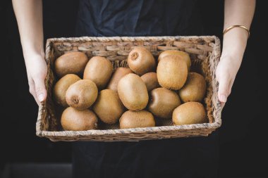Taze kivi, yemek veya meyve suyu için sağlıklı meyve.