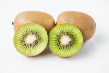 Beyaz arka planda taze kivi meyvesi