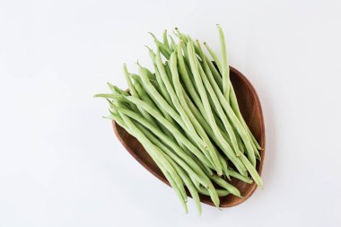 Beyaz arka planda taze Fransız fasulyesi.