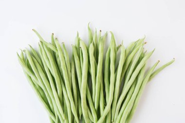 Beyaz arka planda taze Fransız fasulyesi.