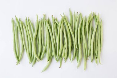 Beyaz arka planda taze Fransız fasulyesi.