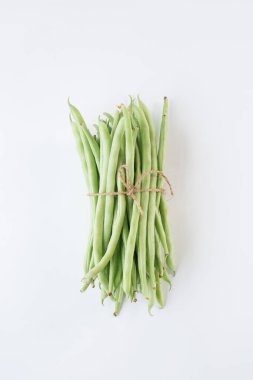 Beyaz arka planda taze Fransız fasulyesi.