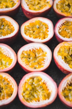 Karanlık arka planda taze tutku meyvesi