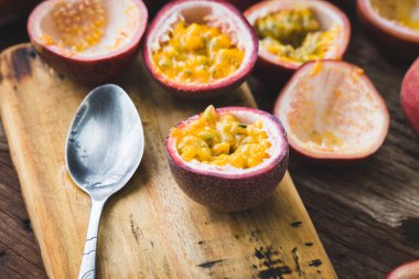 Karanlık arka planda taze tutku meyvesi