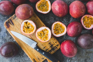 Karanlık arka planda taze tutku meyvesi