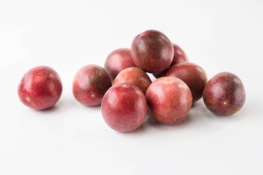 Beyaz arka planda taze tutku meyvesi