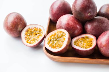 Beyaz arka planda taze tutku meyvesi