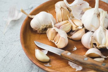 Sarımsak soğanı. Gri arka planda sarımsaklı karanfil.