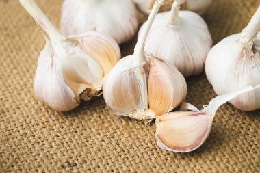 Sarımsak soğanı. Arka planda sarımsaklı karanfil.