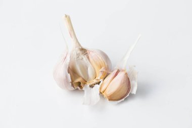 Sarımsak soğanı. Beyaz arka planda sarımsaklı karanfil.