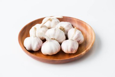 Sarımsak soğanı. Beyaz arka planda sarımsaklı karanfil.