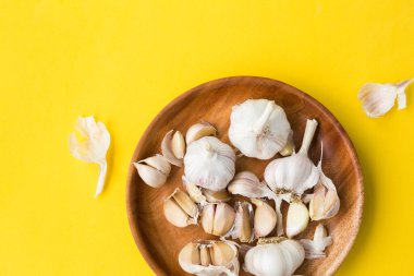 Sarı arka planda sarımsaklı karanfil.