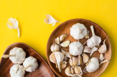 Sarı arka planda sarımsaklı karanfil.