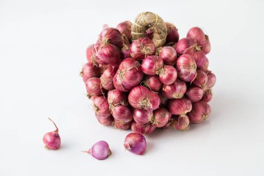 Taze soğan. Beyaz arka planda kırmızı soğan.