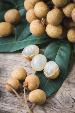 Ahşap arka planda taze longan meyvesi